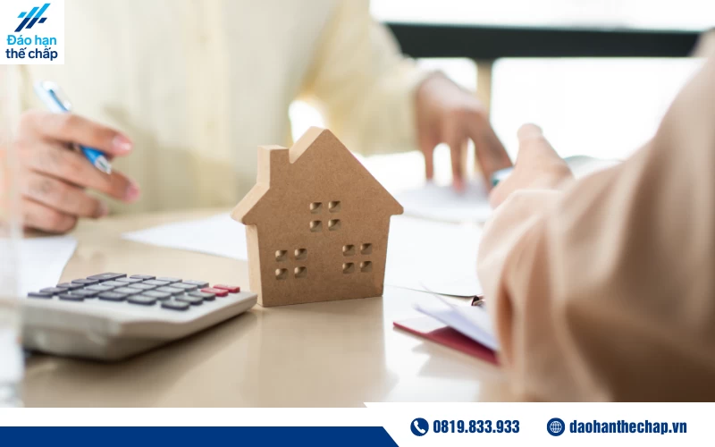 Khách hàng sẽ phải đóng phí phạt trả chậm khi dính nợ xấu.