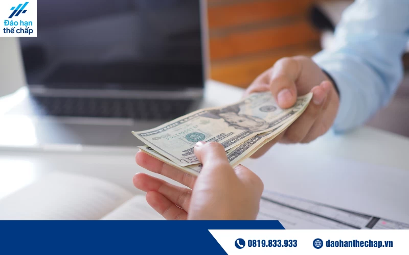 Ngân hàng sẽ thu phí phạt để bù đắp thiệt hại khi khách hàng đáo hạn ngân hàng trước thời hạn.